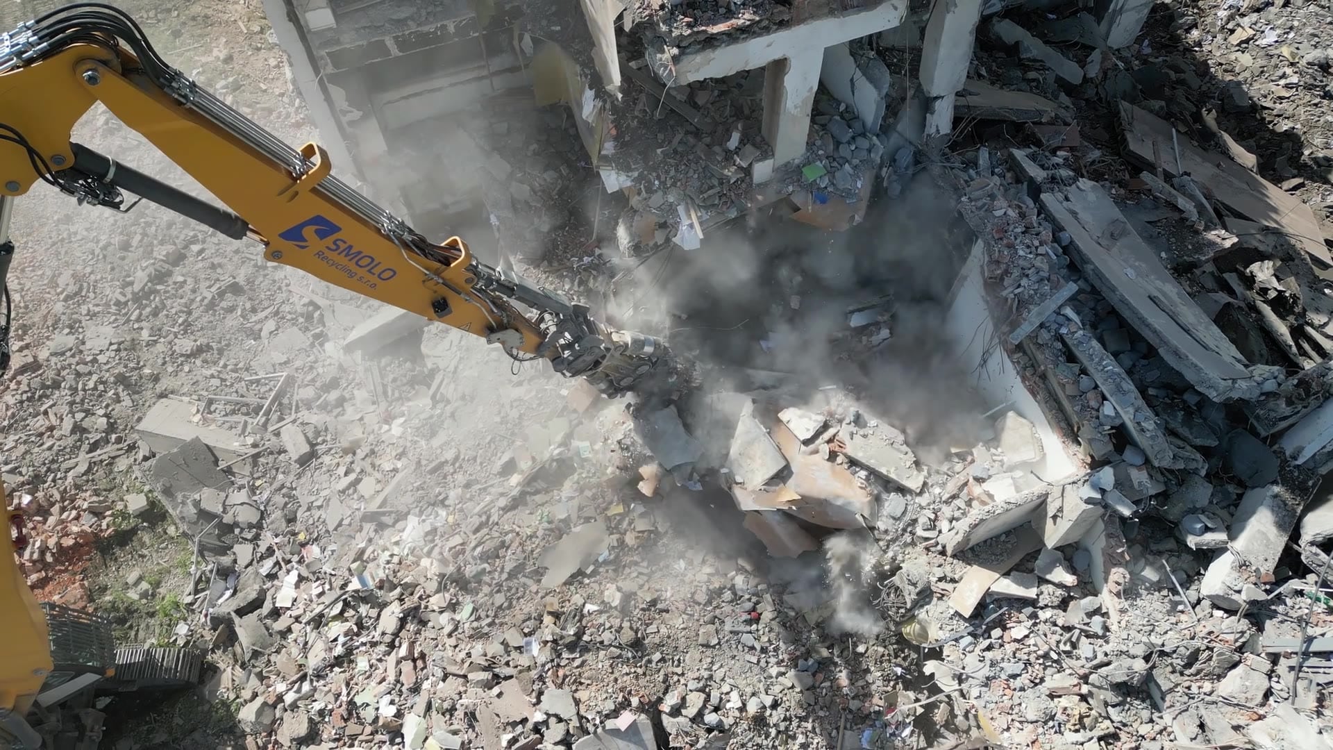 Secuencia de maquinaria pesada en demolición y movimiento de terreno